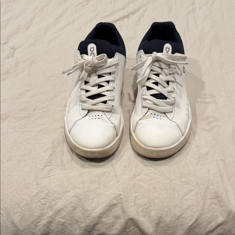 On cloud Men's White Sneakers size 8